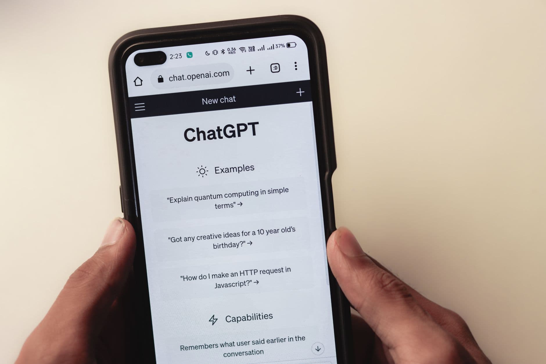 チャットbot7分会話で陰謀論信念が低下